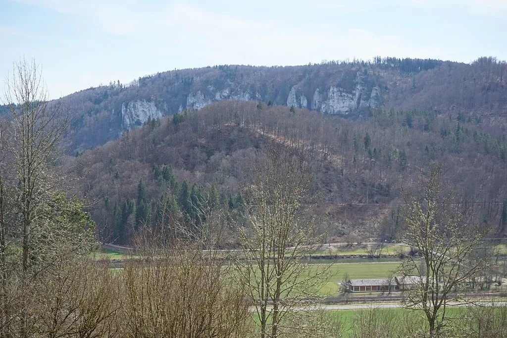 Der Auchtbühl von Nendingen aus gesehen (dahinter der Fels der Burg Lengenfeld)