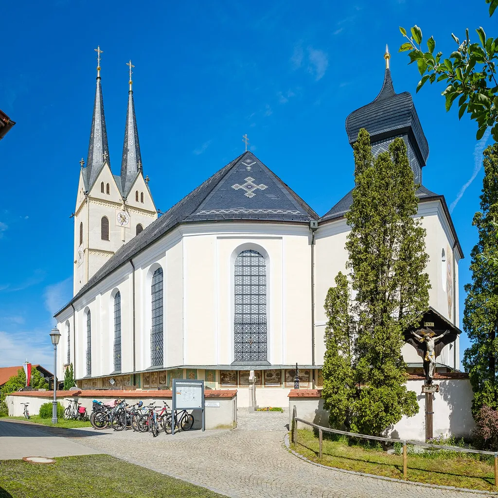 Die Wallfahrtskirche Mariä Himmelfahrt in Tuntenhausen im Frühling 2024.