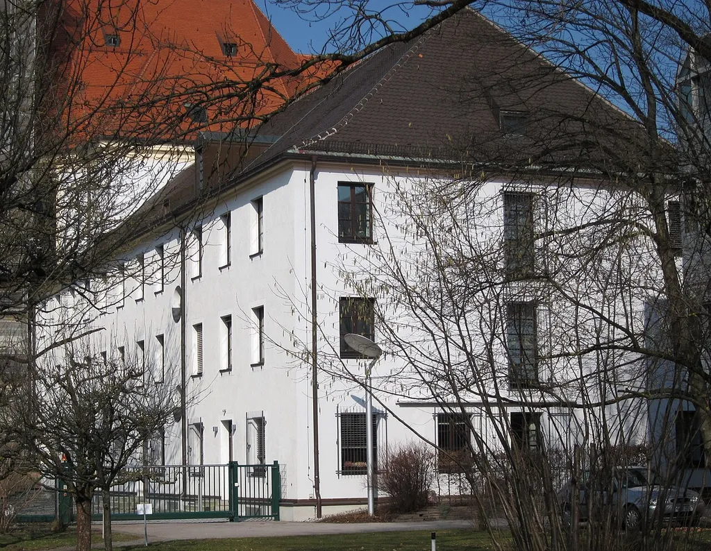 St.-Michael-Straße 16; Kloster der Barmherzigen Schwestern, die Kirche St. Michael symmetrisch flankierende Bauten, 1750, Südflügel 1919 von Georg Berlinger.