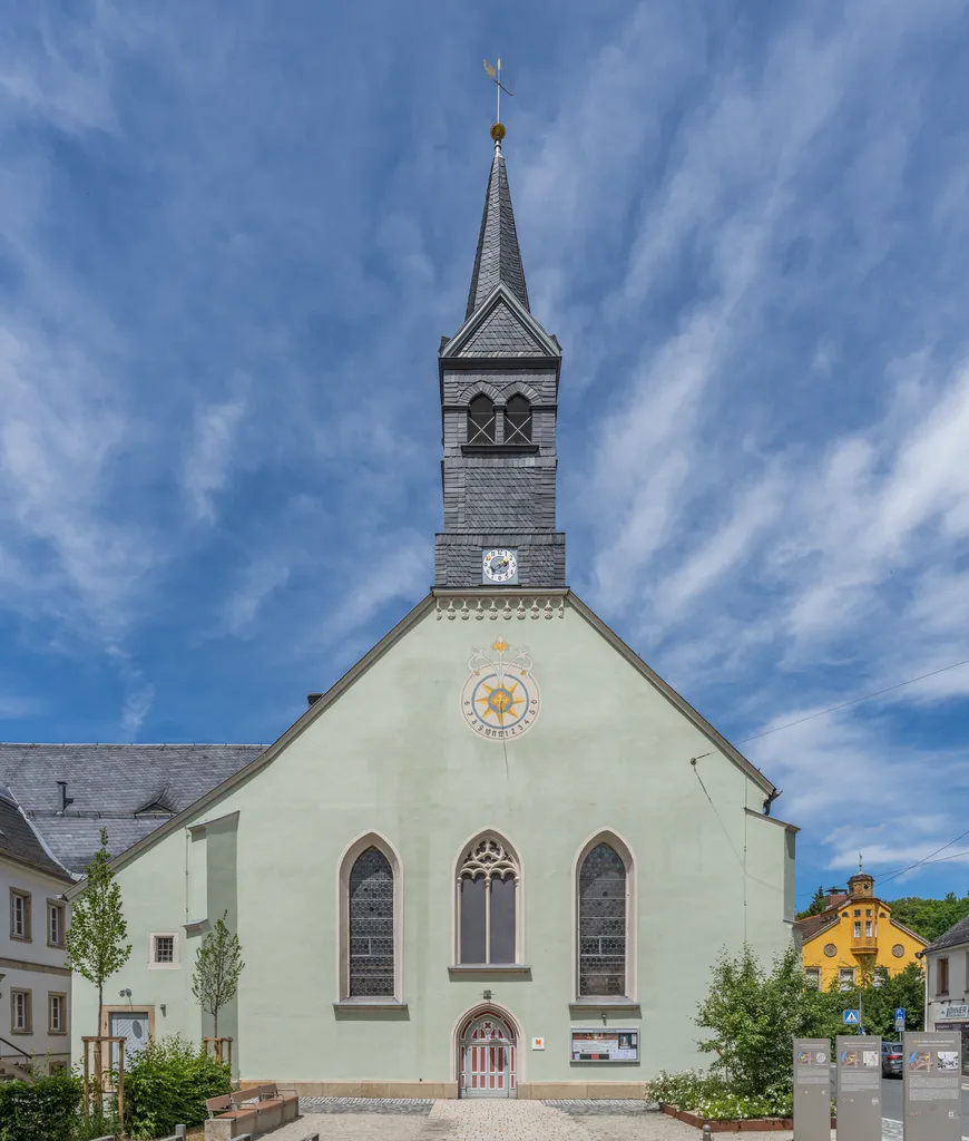 View of the front facade of the Hospital Church Hof.