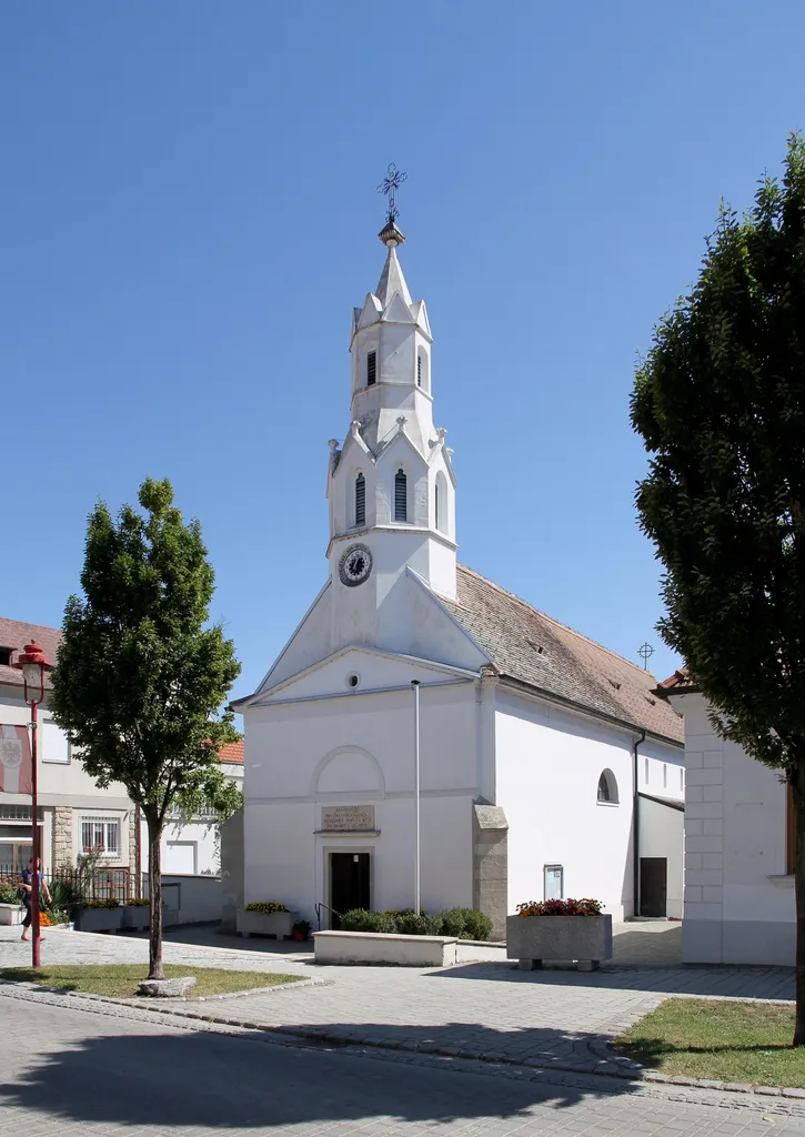 Die katholische Pfarrkirche "Zur Kreuzerhöhung" von Mörbisch am See.