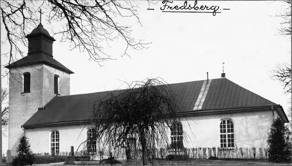 Notera Av dokumentationsskäl har originalbeskrivningen från Riksantikvarieämbetet behållits. Tillrättalägganden och alternativa beskrivningar bör införas separat från nedanstående information.Felaktigheter kan även anmälas till denna sida.Kyrkan från söder.