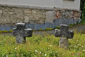 Zwei Steinkreuze auf Rasenfläche vor der Stadtkirche Kirchplatz 1 (vor)
