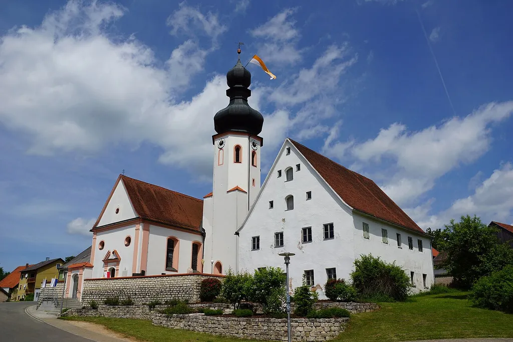Die katholische Pfarrkirche St. Vitus in Großalfalterbach bei Deining in der Oberpfalz: