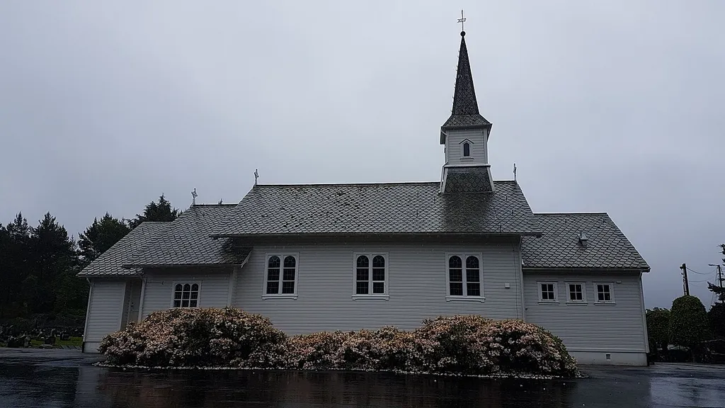 Lykling kirke. Foto: Roger Grimelid. Fra Riksantikvarens Kulturminnesøk.