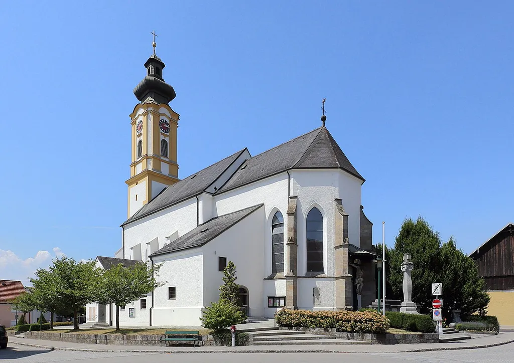Die röm.-kath. Pfarrkirche hl. Stephan in der oberösterreichischen Marktgemeinde Andorf. Der Chor und der Unterbau des Turmes ist gotisch. Das Langhaus errichtete der Schärdinger Baumeister Georg Türk in den Jahre 1760 bis 1762 im barocken Stil. Die Glockenstube des Kirchturmes wurde 1745/46 sowie 1818/19 umgebaut.
