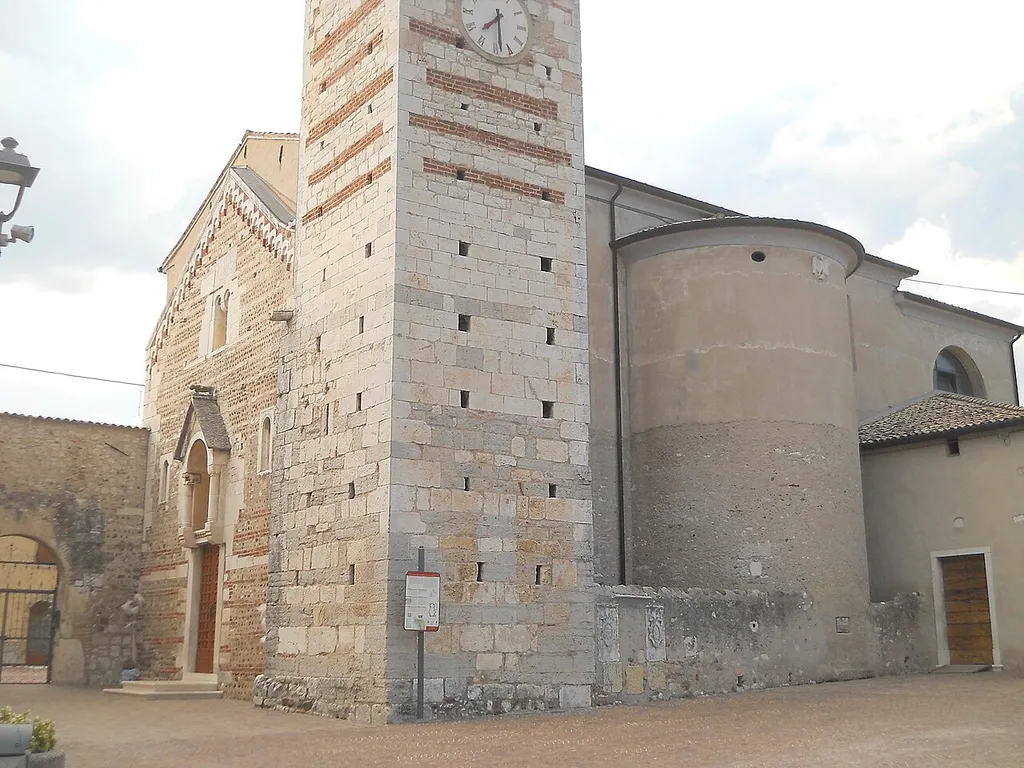 Pieve di Santa Maria di Cisano nel comune di Bardolino, provincia di Verona.