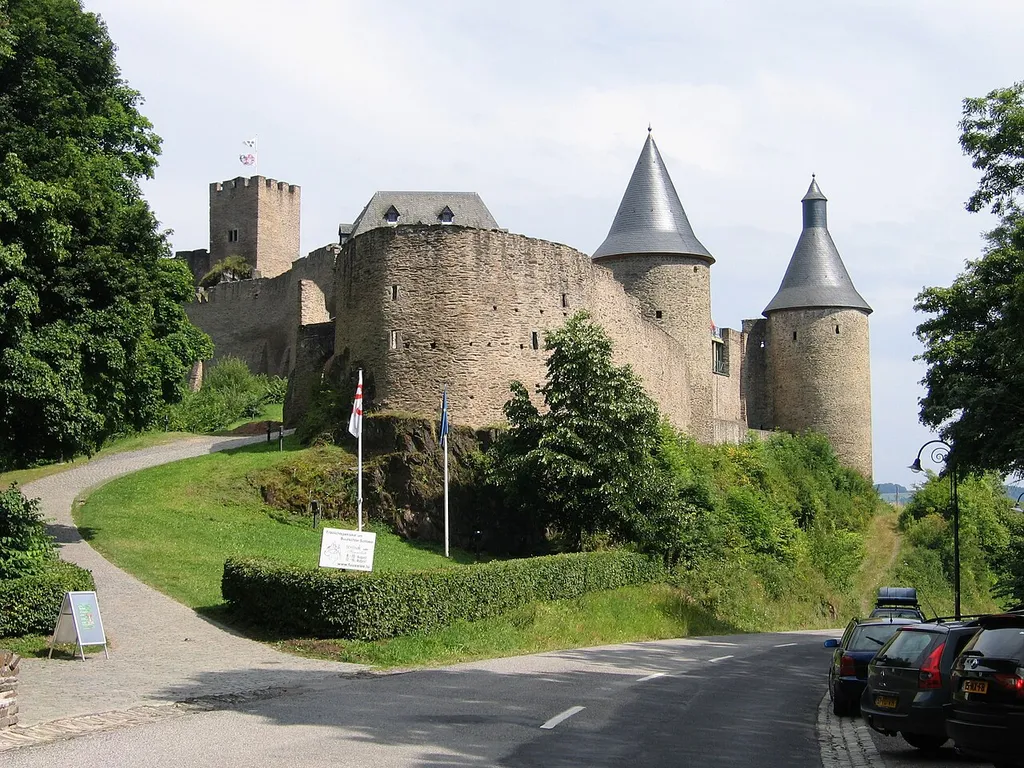 North-West Bastion (built after 1477) and approach to the gates of Castle Bourscheid. Also visible (to the right) two towers of the South-Western lower-Bailey (built in the 14th century), the roof of the main gatehouse (centre) and the Bergfried (left).