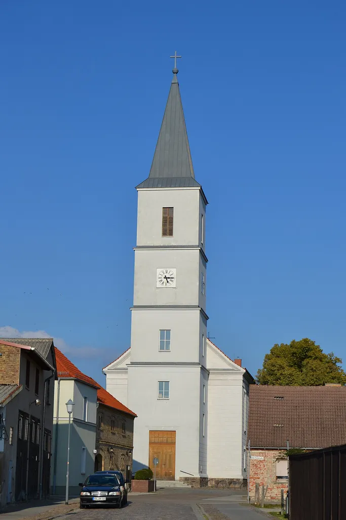 Evangelische Stadtpfarrkirche St. Marien am Puschkinplatz in Seelow; sie wurde von 1830 bis 1832 erbaut. Der Vorgängerbau war eingestürzt. Im Frühjahr 1945 wurde der Turm gesprengt, das Schiff beschädigt und das Innere brannte aus.