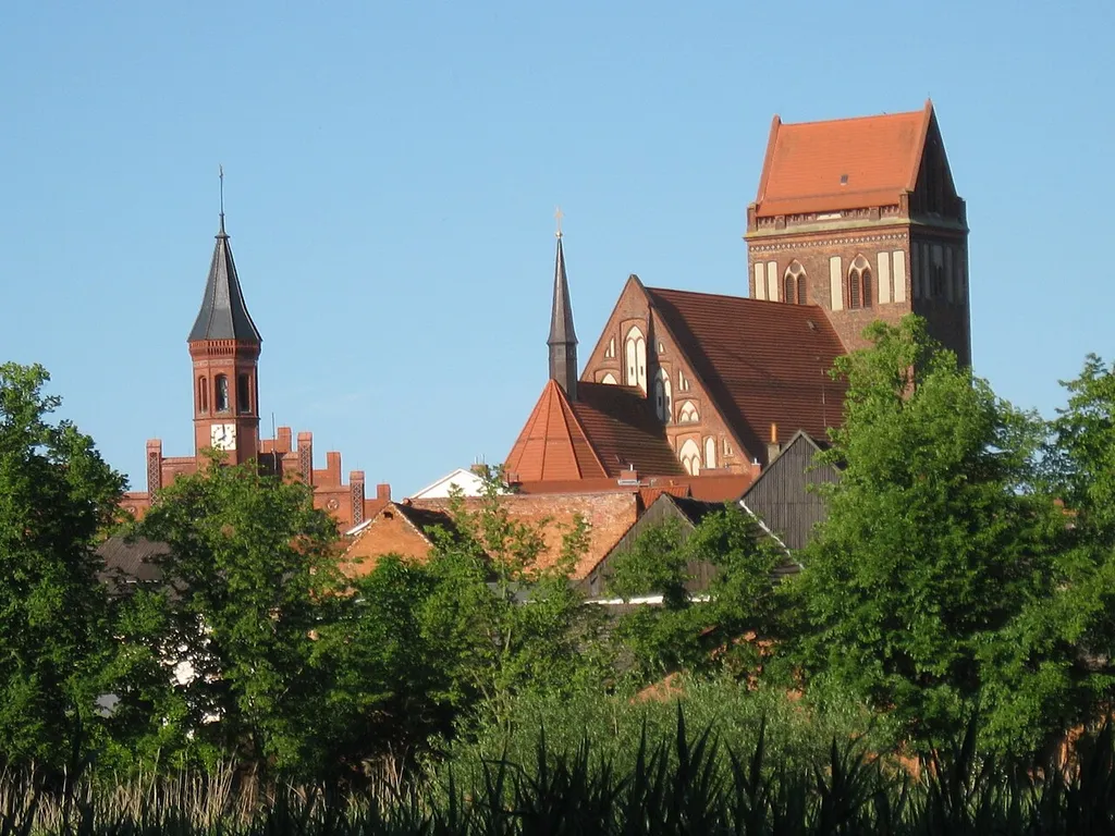 Blick vom Hagen auf das Perleberger Rathaus (links) und der St. Jacobi Kirche (rechts)
