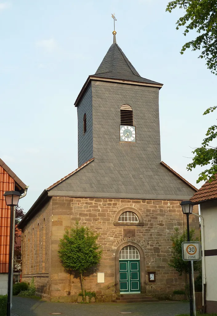 Ev.-luth. Kapelle St. Petri in Lödingsen, Gemeinde Adelebsen, Niedersachsen. Erbaut 1840–1844 wahrscheionlich auf Fundamenten eines Vorgängerbaus