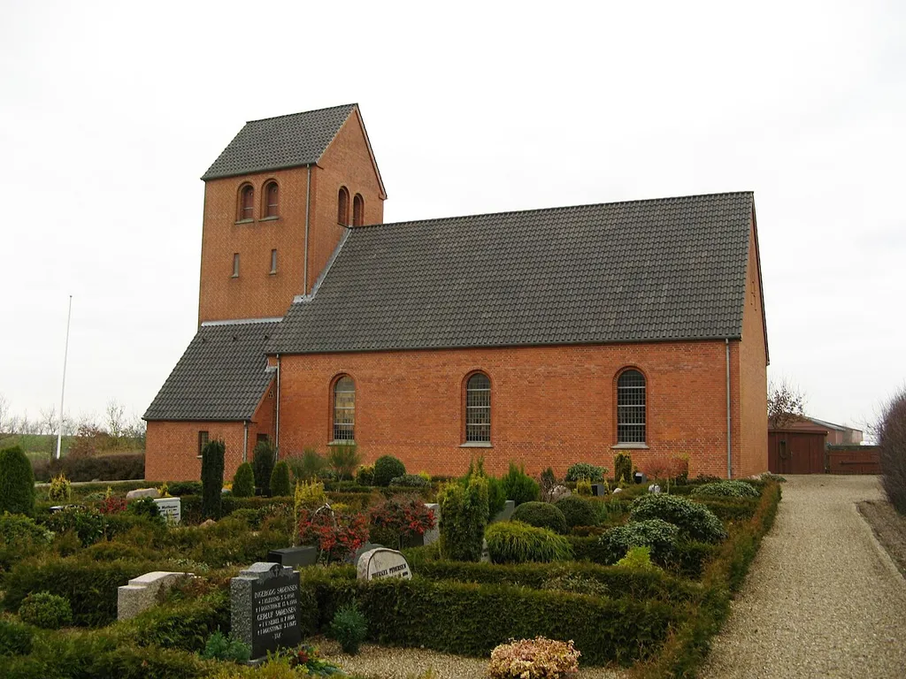 Rousthøje kirke, Rousthøje sogn, Varde kommune (former: Skads Herred, Ribe Amt). Kirken set fra sydøst