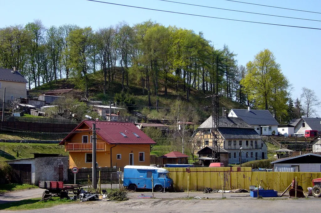 Vrch Hungerberg s terénními relikty hradu