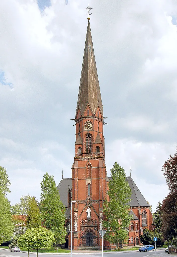 28.04.2011 09661 Hainichen, Heinrich-Heine-Straße / Ecke Schulstraße (GMP: 50.969977,13.120657): Stadtkirche Hainichen. Mit 1214 Sitzplätzen und einem 72 Meter hohen Hauptturm ist die am 28.05.1899 geweihte Trinitatiskirche das größte Gotteshaus im Kirchenbezirk. Die Baupläne zeichnete der Kirchenarchitekt Gotthilf Ludwig Möckel. Er legte einen stützenfreien Zentralraum an, der sich über dem Grundriss eines griechischen Kreuzes mit gleichlangen Armen erhebt. Trotz der gewaltigen Spannweite ist die gesamte Kirche überwölbt. [DSCNn2485.TIF]20110428400DR.JPG(c)Blobelt