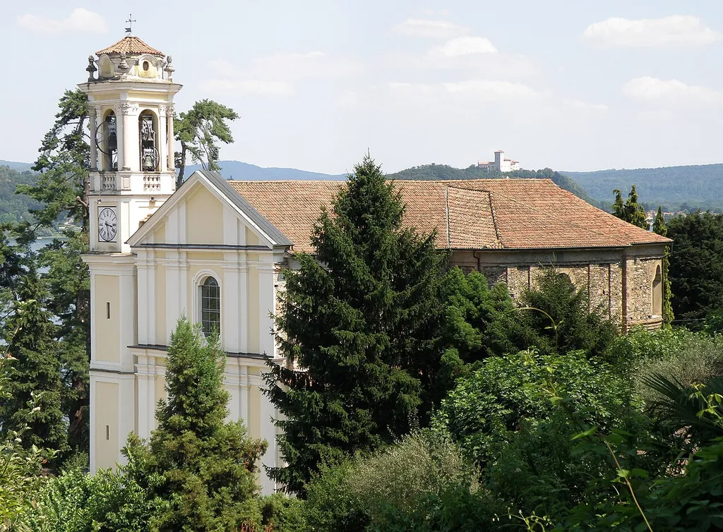 Meina (NO). Chiesa parrochiale di Santa Margherita. Sul fondo a destra, rocca di Angera.