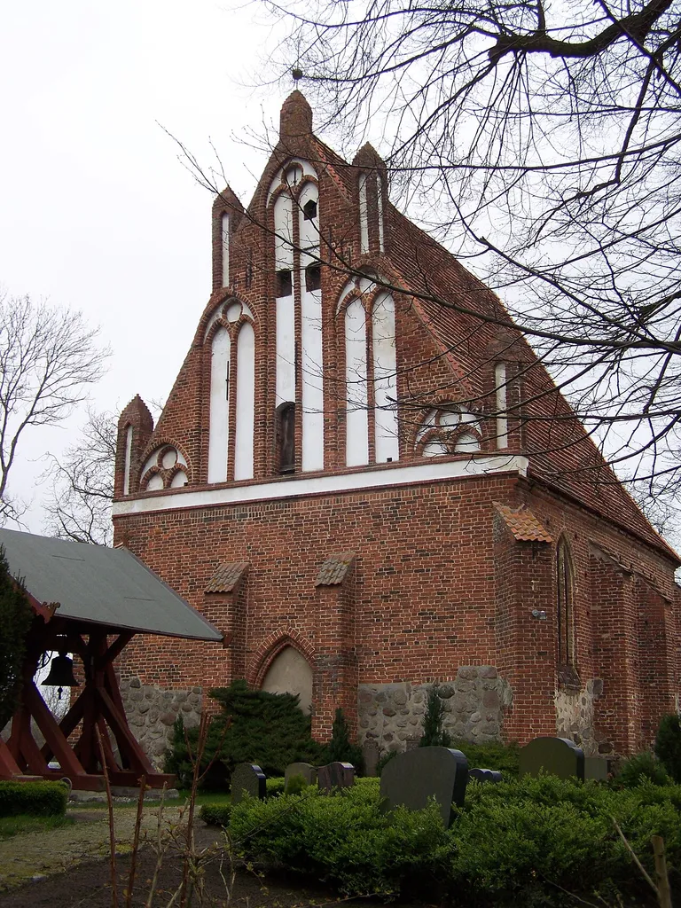 Dorfkirche_Velgast,_Frontansicht und Glockenstuhl