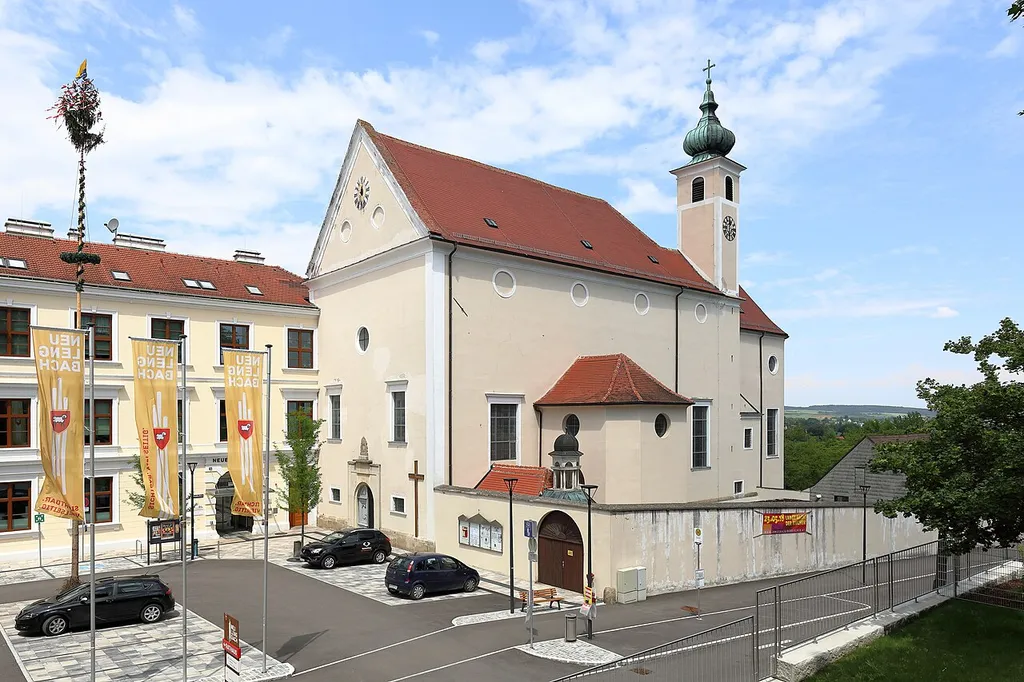 Die röm.-kath. Pfarrkirche Allerheiligste Dreifaltigkei in der niederösterreichischen Stadtgemeinde Neulengbach.Der frühbarocke Bau wurde von 1623 bis 1627 als Klosterkirche errichtet. Nach Auflösung des Klosters 1786 wurde sie 1789 zur Pfarrkirche geweiht.
