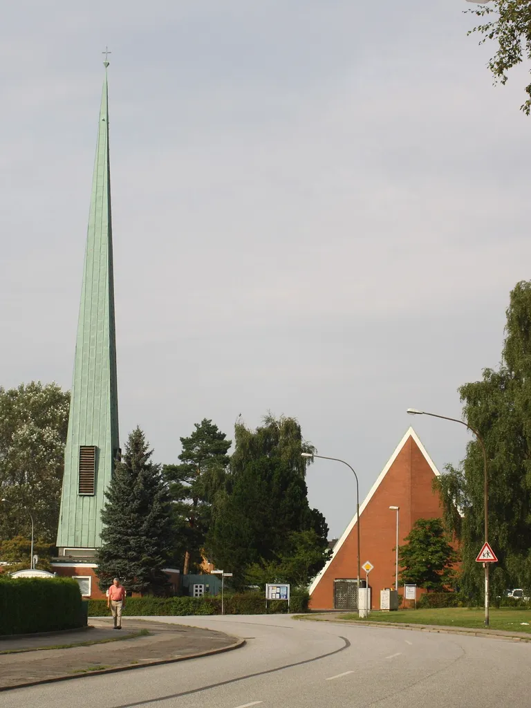 Dreifaltigkeitskirche (geweiht 28. Februar 1965 [1]) in Lübecks Stadtteil Kücknitz
