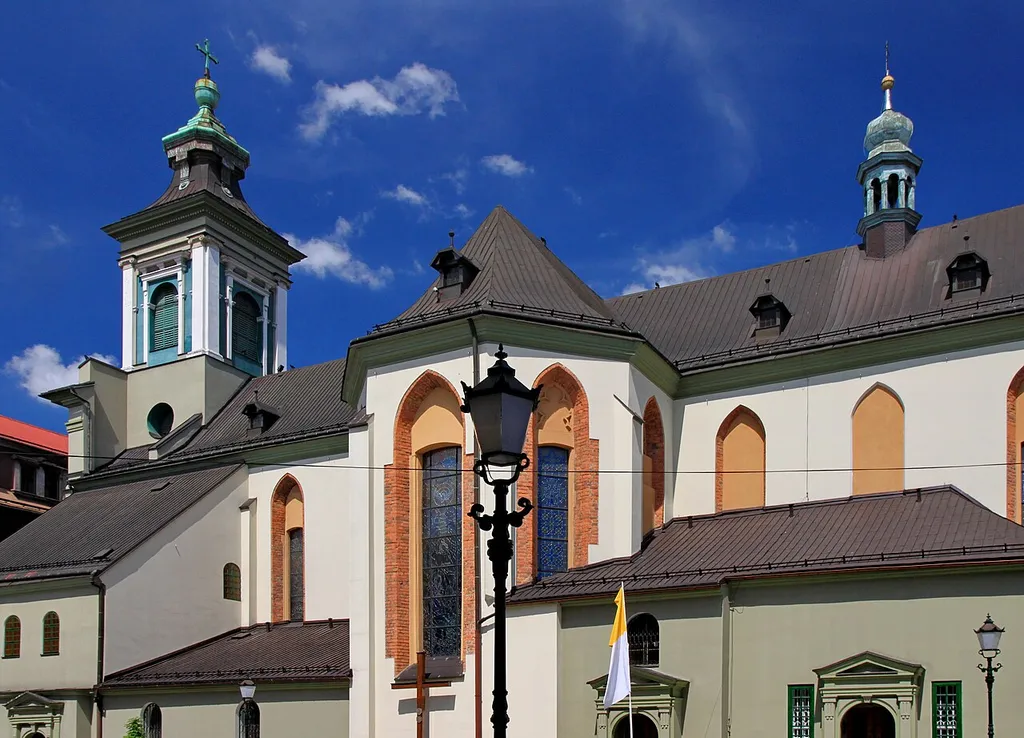 Kościół pod wezwaniem Świętej Marii Magdaleny został wzniesiony w trzynastym wieku dzięki wstawiennictwu książąt piastowskich. Wejście ozdobione jest wczesnogotyckim ostrołukowym portalem. Świątynia została zbudowana na planie krzyża łacińskiego z wydłużonym prezbiterium i krótką nawą połączoną z dwukondygnacyjnym chórem muzycznym. Od północy do nawy przylegają dwie kaplice. W pierwszej zlokalizowano ostrołukowy portal gotycki umieszczony nad wejściem oraz barokowy ołtarz. Natomiast w drugiej kaplicy zlokalizowano duży barokowy krucyfiks. Wnętrze kościoła zdobi późnobarokowy ołtarz główny. Dekoracja jest utrzymana w stylu późnego baroku. W osi nawy poprzecznej wisi kryształowy żyrandol. W uskokach transeptu zachowały się gotyckie służki z rzeźbami figuralnymi.