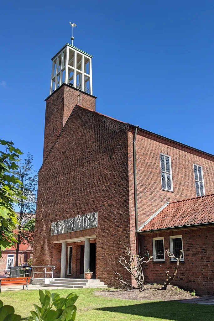 ev. Pauluskirche Hamburg-Hamm, erbaut 1955 von Friedrich Ostermeyer und Paul Suhr; Ansicht vom Quellenweg (Nordwesten)