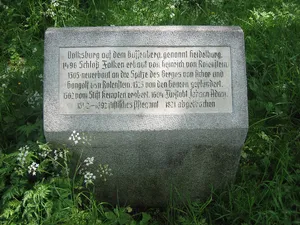 Gräben und Mauerreste einer Burg