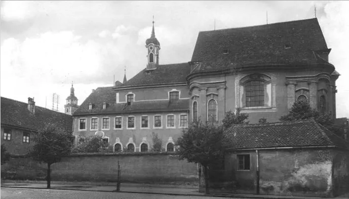 Historische Aufnahme der 1945 zerstörten Augustinerklosteranlage in Ingolstadt mit der Rokoko-Klosterkirche