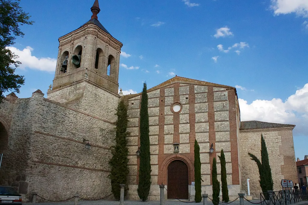 Iglesia de San Miguel en Olmedo. En el exterior, ábside románico mudejar del siglo XIII. En 1782 se erigió la torre sobre los muros de la muralla. En su interior, además de poder disfrutar de distintos estilos artísticos, es destacable el retablo sin policromía de la cabecera.