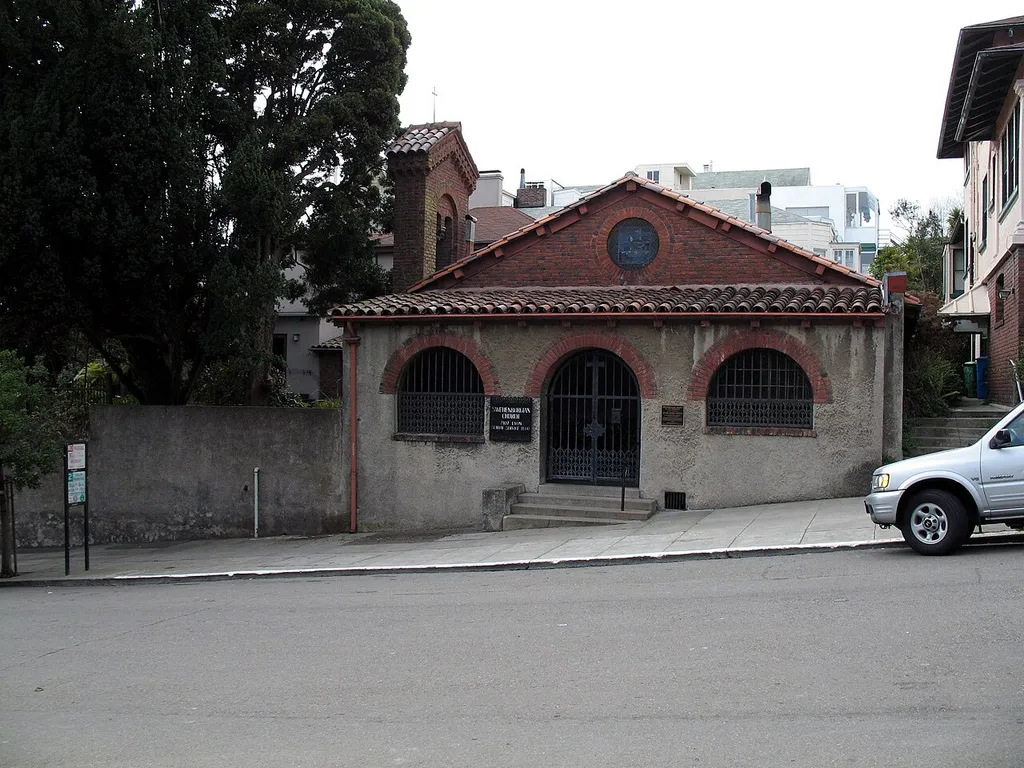 Main entrance to w:Swedenborgian Church (San Francisco, California), located at 3200 Washington St., San Francisco, USA. Photographed at street level from the east side of Lyon St. The entrance to the building is actually on Lyon St. as seen in this photo.