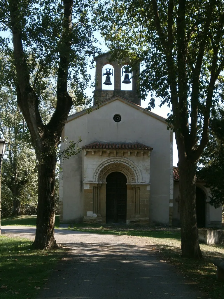 Iglesia de San Esteban de Sograndio.Vista desde occidente-2.