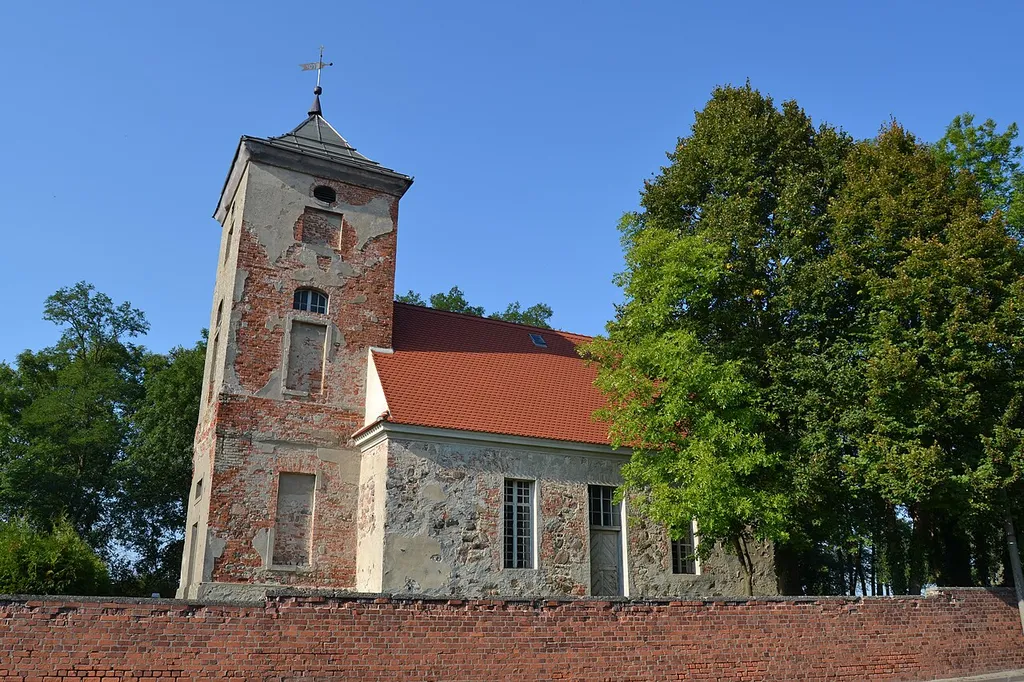 Baudenkmal Dorfkirche Ruhlsdorf (Strausberg) und Kirchhofseinfriedung.