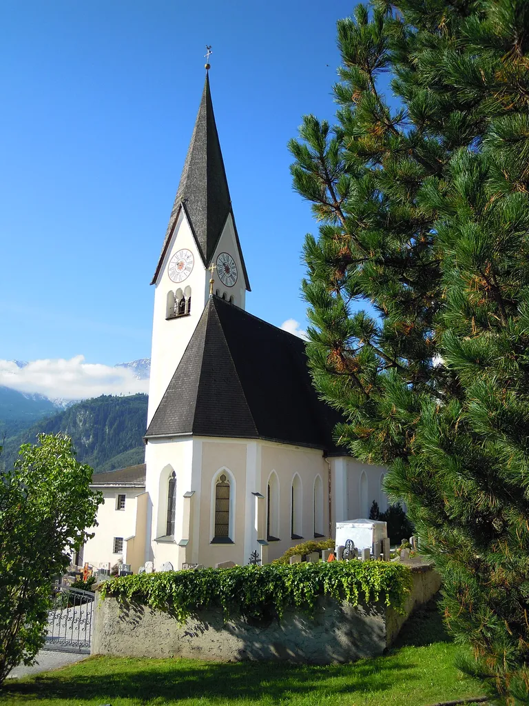 Kath. Pfarrkirche zum Hl. Rupert und Friedhof: im Herbst, von der Ostseite gesehen