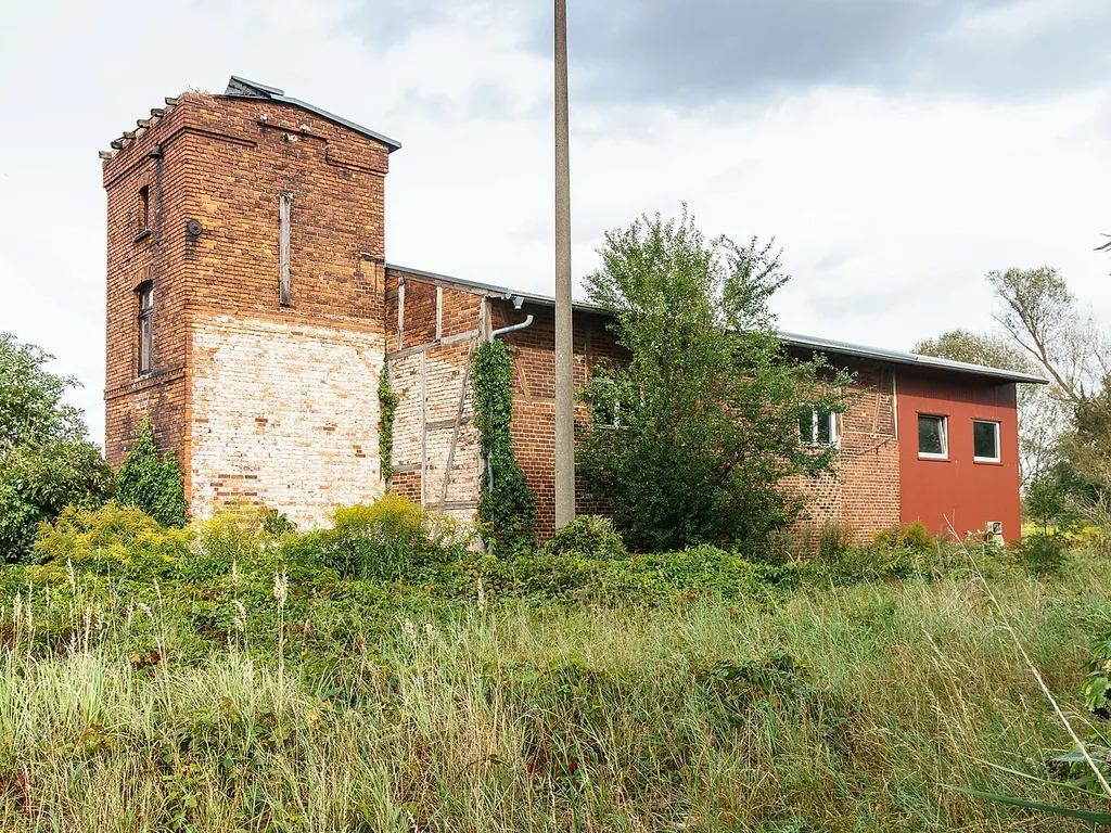 Wasserturm am Bahnhof der Strecke Lübben-Ucko-Herzberg-Falkenberg der privaten Niederlausitzer Eisenbahn, Bahnhofstraße in Schlieben