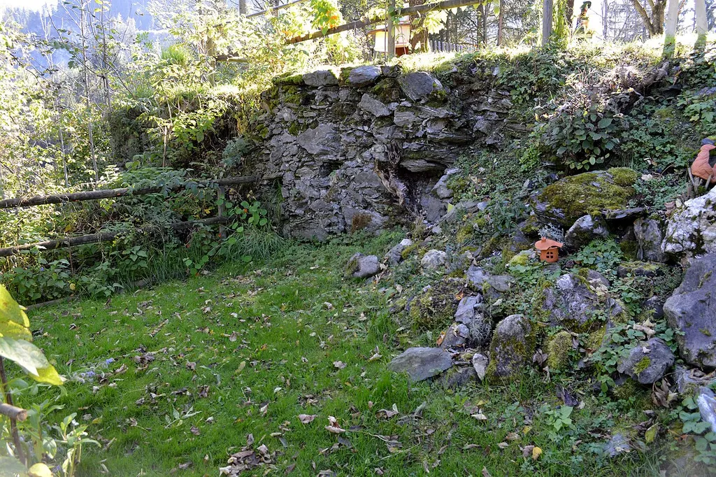 Mauerreste im Ostbereich der Burgruine am Schlossberg, Taxenbach, Land Salzburg, Österreich