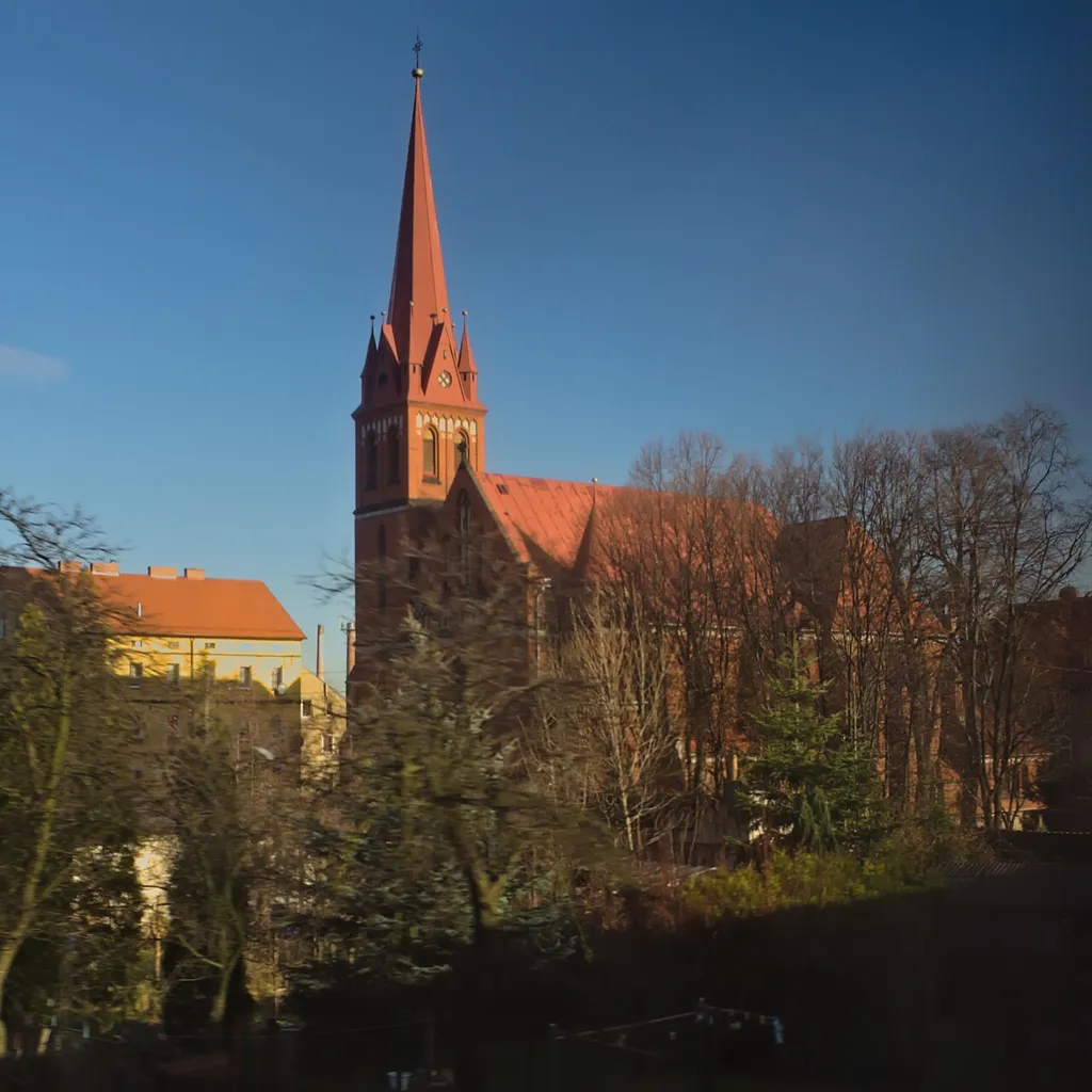 Kościół Najświętszego Serca Pana Jezusa w Żarowie, widok z okna pociągu PKP Intercity
