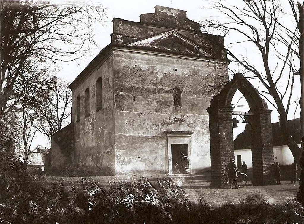 Książ Wielki - kościół rzymskokatolicki pw. św. Ducha, 1372-1381, XVI, XIX (maj 1930, na dzwonnicy dwa dzwony)