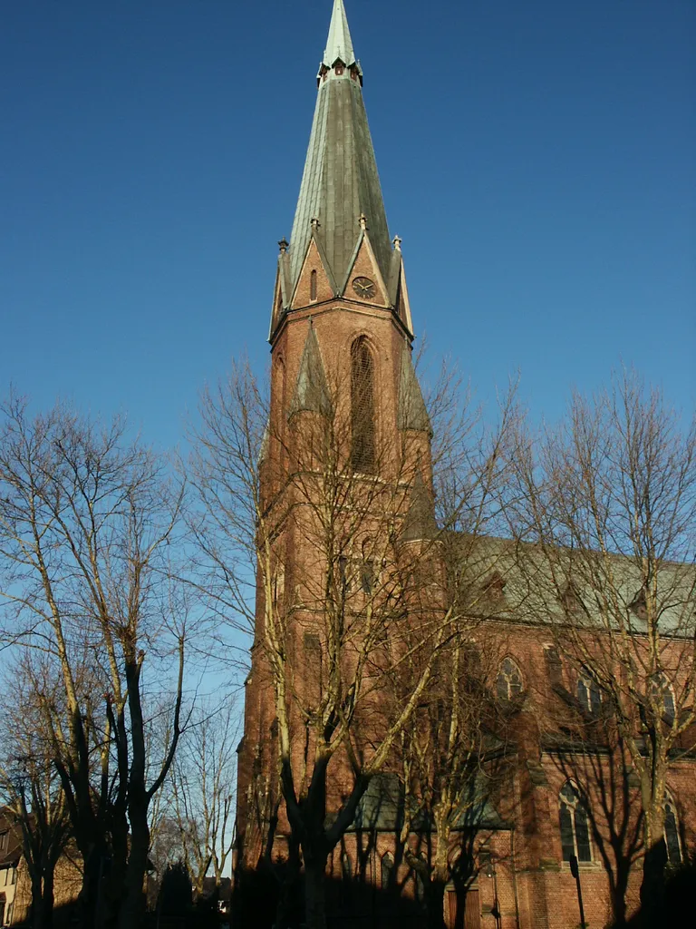 Bild des Turmes der Liebfrauenkirche in Bottrop, aufgenommen vom Nordring. Baudenkmal Nr.92 in Bottrop, Nordrhein-Westfalen