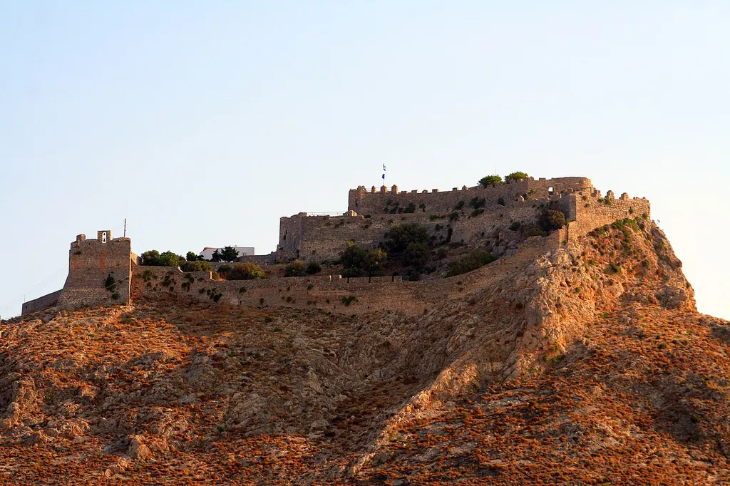 Κάστρο Παντελίου (Λέρος), άποψη από τα Σπήλια