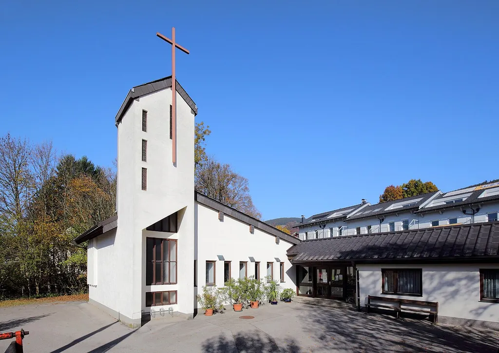 Südansicht der evangelischen Pfarrkirche in der oberösterreichischen Marktgemeinde Mondsee.Aufgrund der Flüchtlingswelle gegen Ende des 2. Weltkrieges kamen evangelische Christen nach Mondsee, daher wurde 1951 in Mondsee eine Tochtergemeinde der evangelischen Pfarrgemeinde A. B. Attersee gegründet. Zuerst wurden in Gasthausräumen oder Schulklassenzimmern regelmäßig Gottesdienste abgehalten. Ab 1960 stellte die röm.-kath. Pfarre Mondsee und die Diözese Linz die Hilfbergkirche dafür zur Verfügung und 1976 wurde die neue errichtete Kirche bezogen.