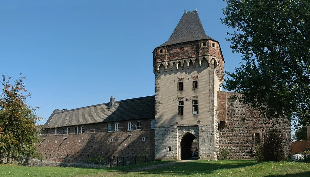 Burg Friedestrom in Dormagen-Zons, Westseite der Kernburg