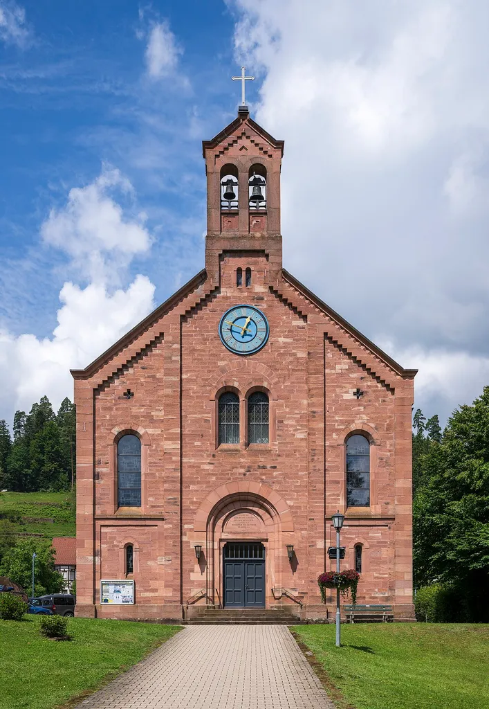 Enzklösterle (Landkreis Calw), Ortskern: die Hauptfassade der 1852 errichteten Evangelischen Kirche (Kirchweg 24). Ansicht von Südosten.Hinweis zum Foto: Der Weg im Vordergrund liegt nicht ganz in der Achse der Kirche; um die Fassade symmetrisch aufzunehmen, ist es daher unvermeidlich, dass der Weg leicht schräg im Bild erscheint.