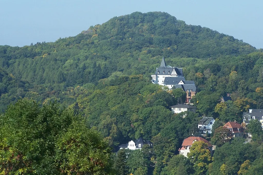 Das Haus von Osten gesehen - im Hintergrund der bewaldete Metilstein.