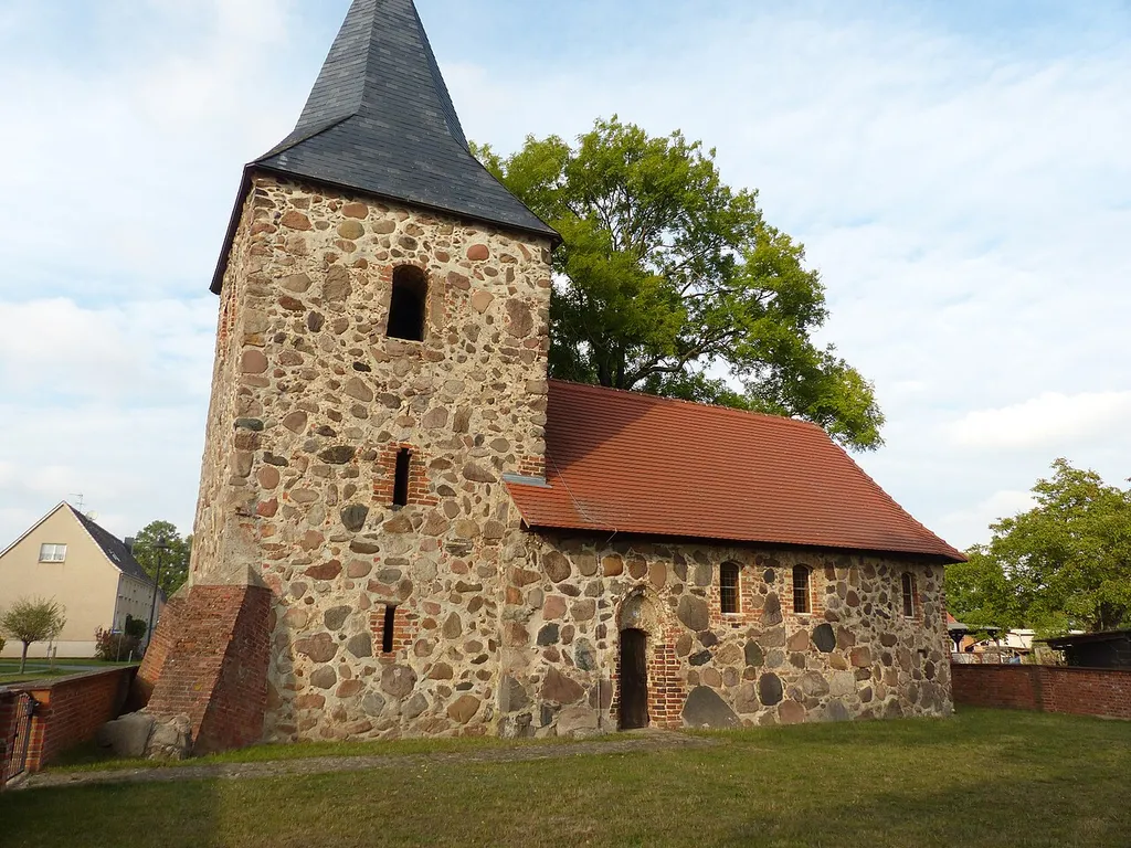 Dorfkirche in Bonese, spätgotischer Feldsteinbau mit Backsteingliederungen