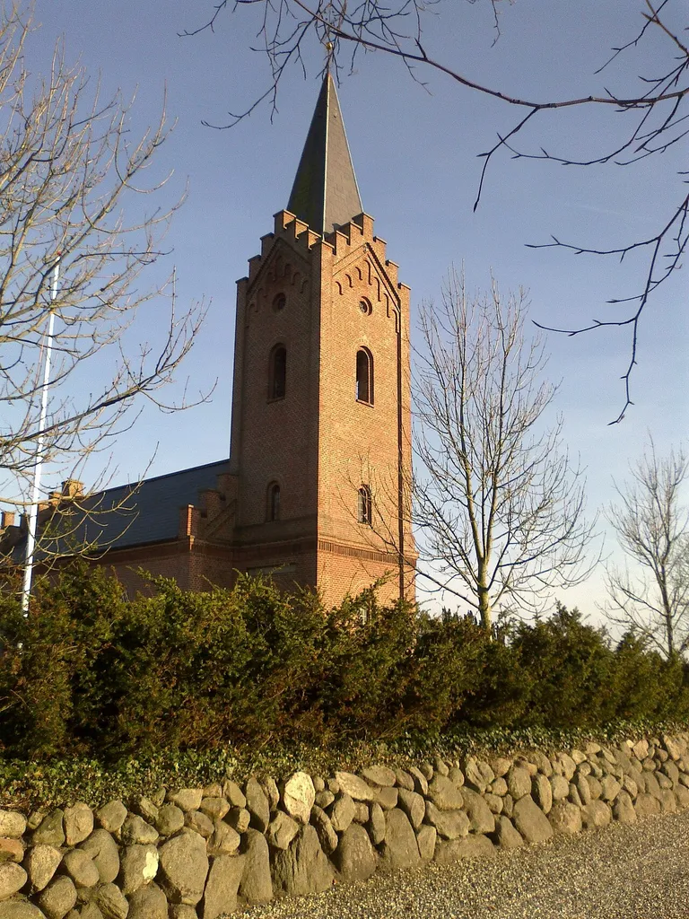 Over Hadsten Kirke set fra nordvest.