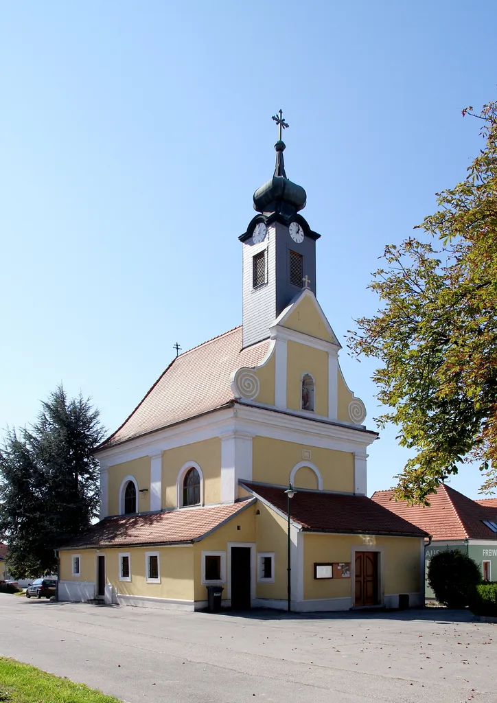 Die katholische Filialkirche hl. Barbara in Pettendorf, eine Ortschaft in der niederösterreichischen Gemeinde Hausleiten.
