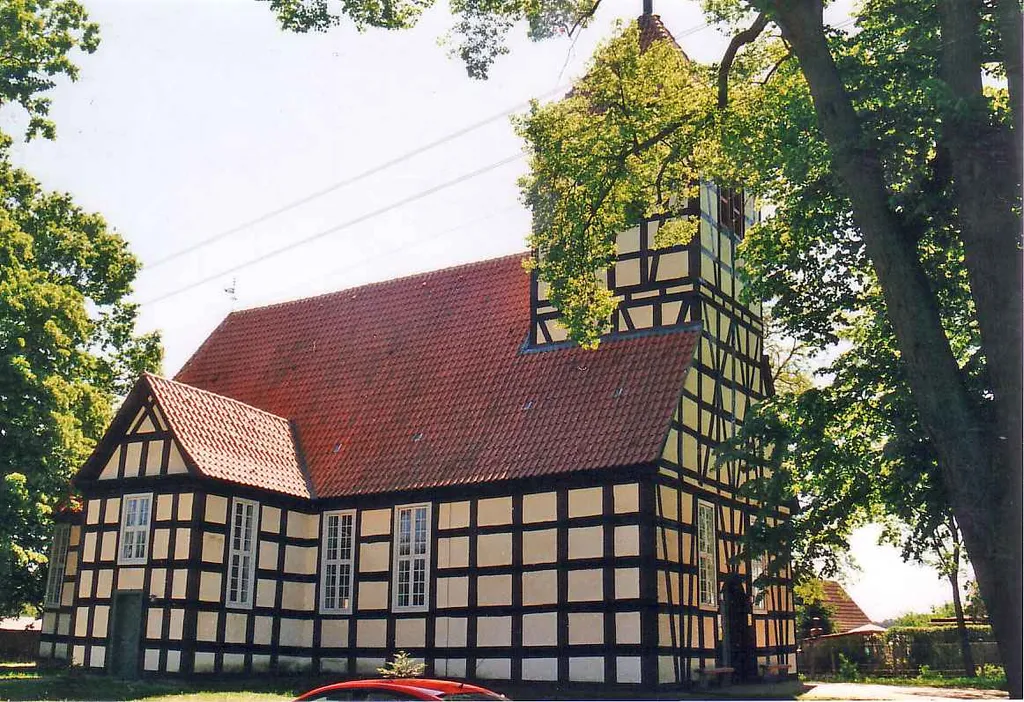 Fachwerkkirche Luckow, Äußeres, linke Seite