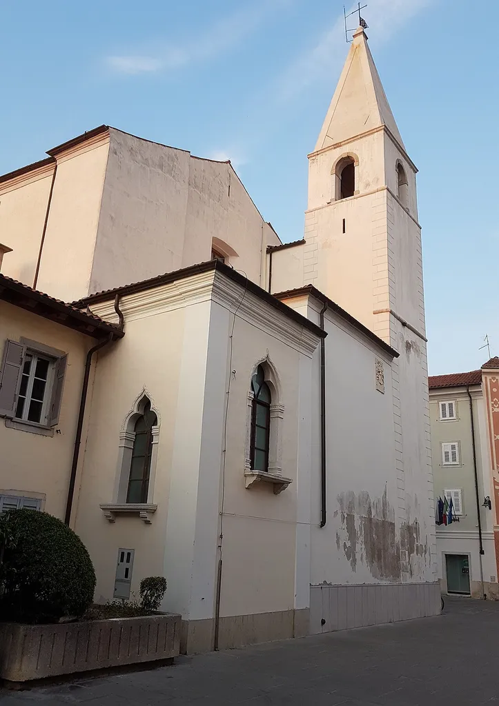 Cerkev Marije božje Alietske na Manziolijevem trgu v Izoli. Zaradi značilne romanske zasnove njeno izgradnjo uvrščajo v drugo polovico 11. stoletja.