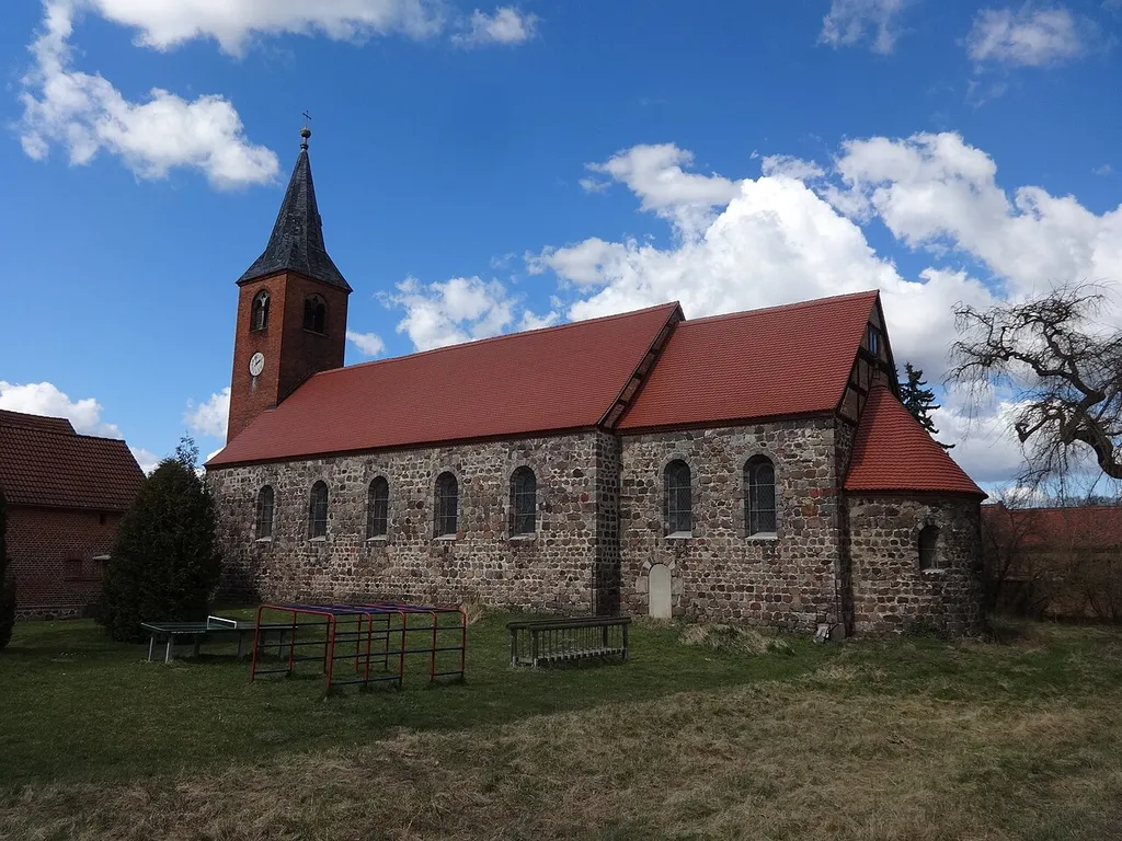 Die Dorfkirche Buckau entstand um 1200 als romanischer Feldsteinbau mit Chor und Apsis. Der neoromanische Backsteinturm wurde um 1860 angebaut. Im Innern befinden sich ein gotischer Schnitzaltar aus der Zeit um 1420 sowie eine Holzfigur der Mutter Gottes, die um 1390 entstand. Als Stufe zum Altar dient ein Grabstein der Gertrudis, der rund 800 Jahre alt ist und damit als der älteste Grabstein der Mark Brandenburg gilt.