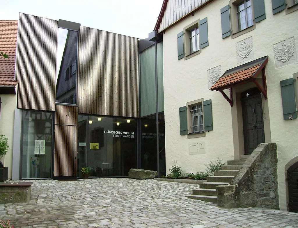 das "Fränkische Museum" Feuchtwangen nach dem Umbau mit dem neuen Eingangstrakt. Eine Synthese alt/modern