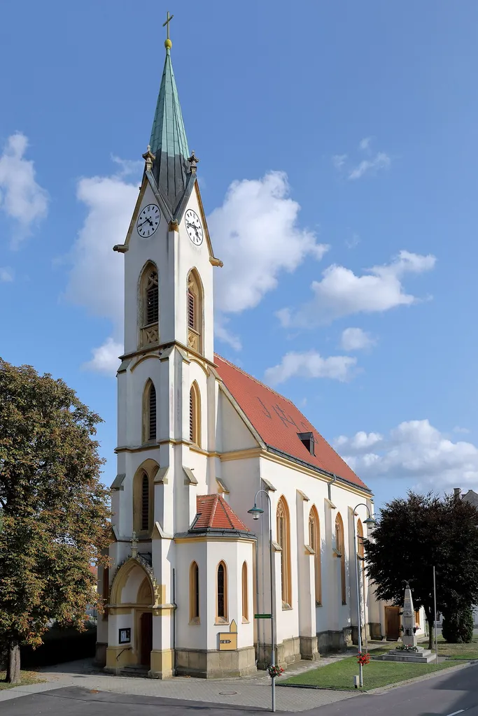 Nordwestansicht der röm.-kath. Pfarrkirche hl. Rochus in Siebenhirten, ein Ortsteil der niederösterreichischen Bezirkshauptstadt Mistelbach. Die neugotische Kirche mit vorgestelltem Fassadenturm wurde 1868 nach einem Entwurf von Hieronymus Schaller erbaut.