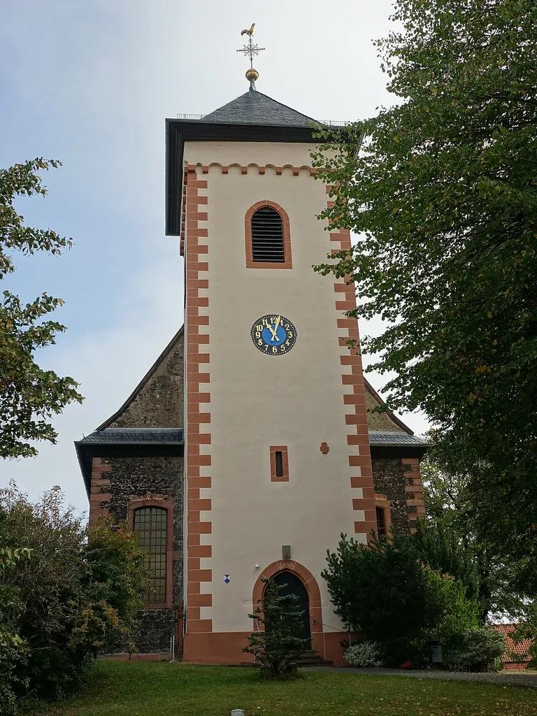 Evangelische Pfarrkirche in Hanau-Mittelbuchen. 1344 Michaeliskapelle 1494 Wehrkirchturm 1756 Neubau des Kirchenschiffes